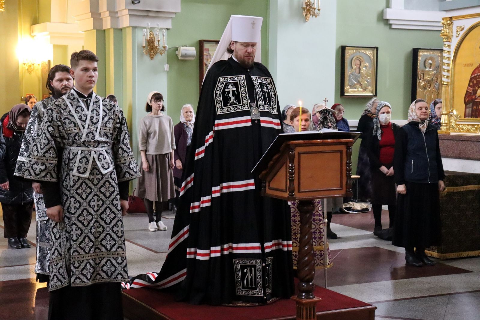 Митрополит Владимир совершил утреню с чтением Великого покаянного канона в Покровском соборе
