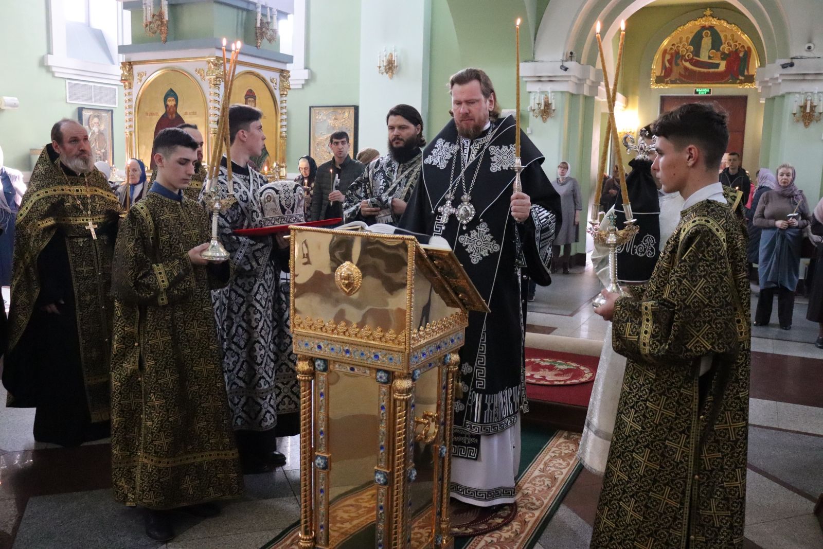 Митрополит Владимир совершил утреню с чтением двенадцати Евангелий Страстей Христовых