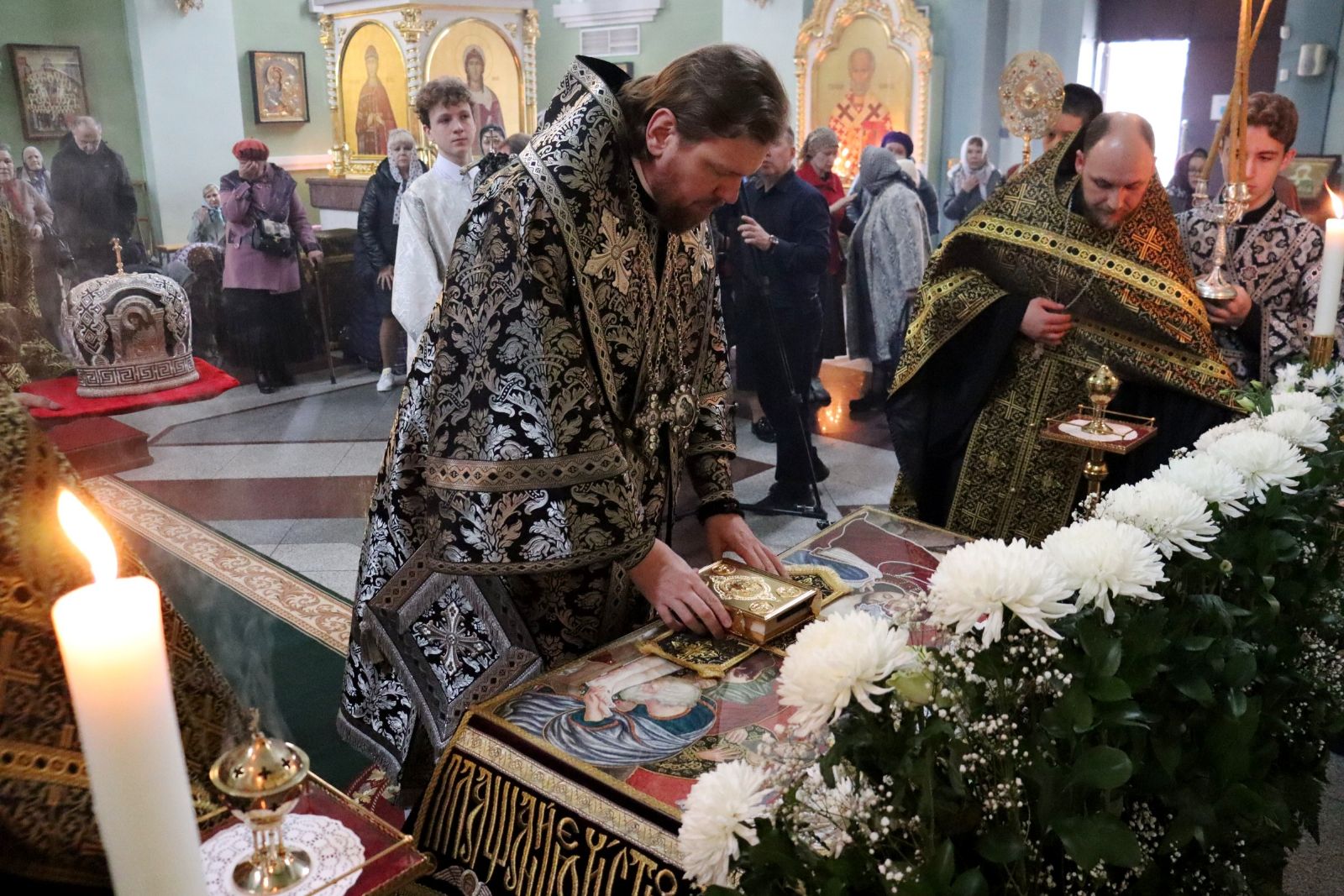 Великую вечерню с чином выноса Плащаницы совершил митрополит Владимир в Покровском соборе