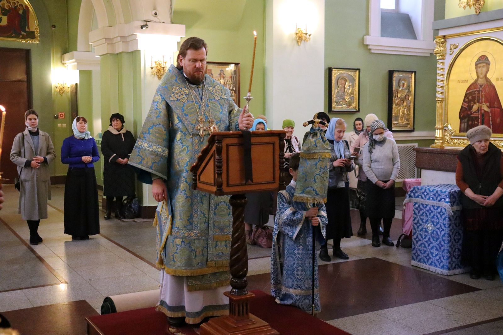В канун праздника Похвалы Пресвятой Богородицы митрополит Владимир возглавил утреню в Покровском соборе