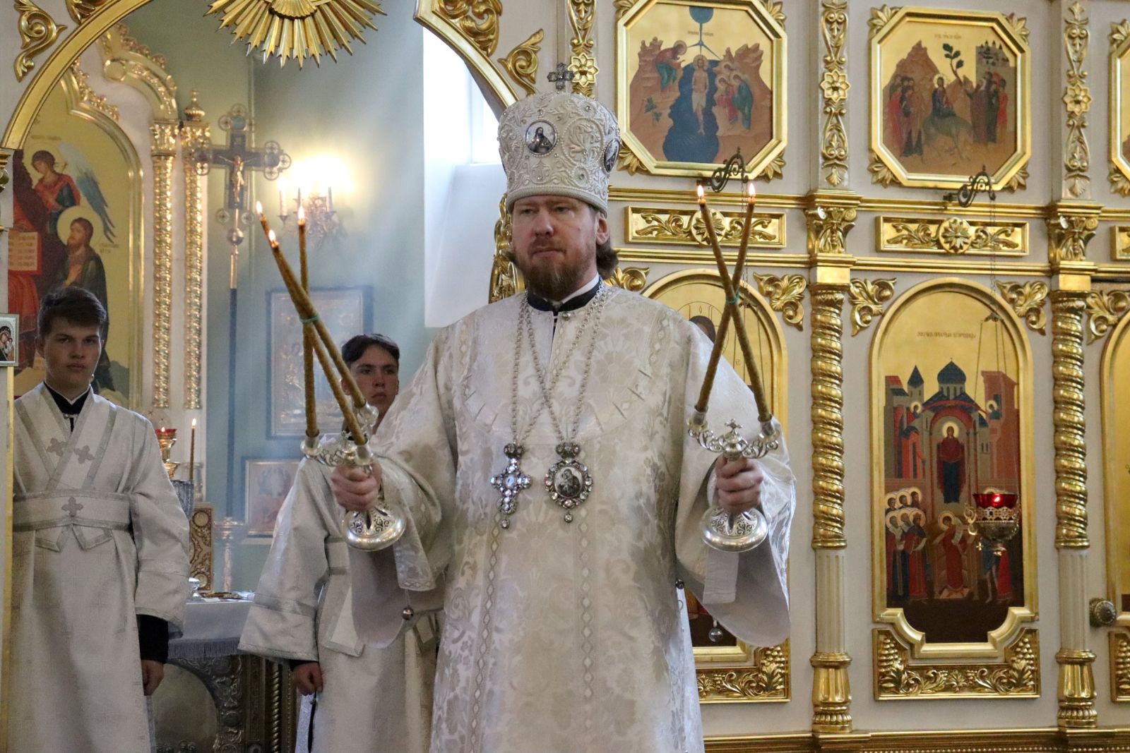 В Великую Субботу митрополит Владимир совершил Литургию Василия Великого в Покровском соборе