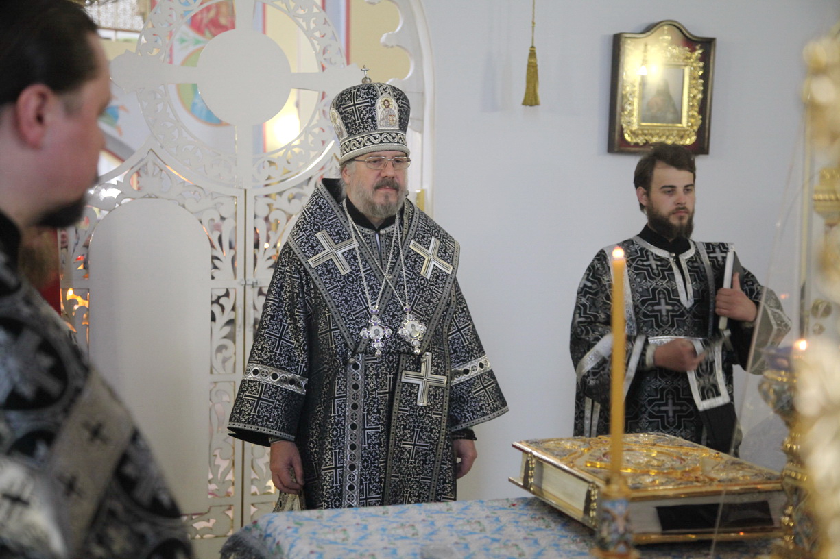 Епископ Николай совершил утреню Великой субботы с чином Погребения Плащаницы Господа.