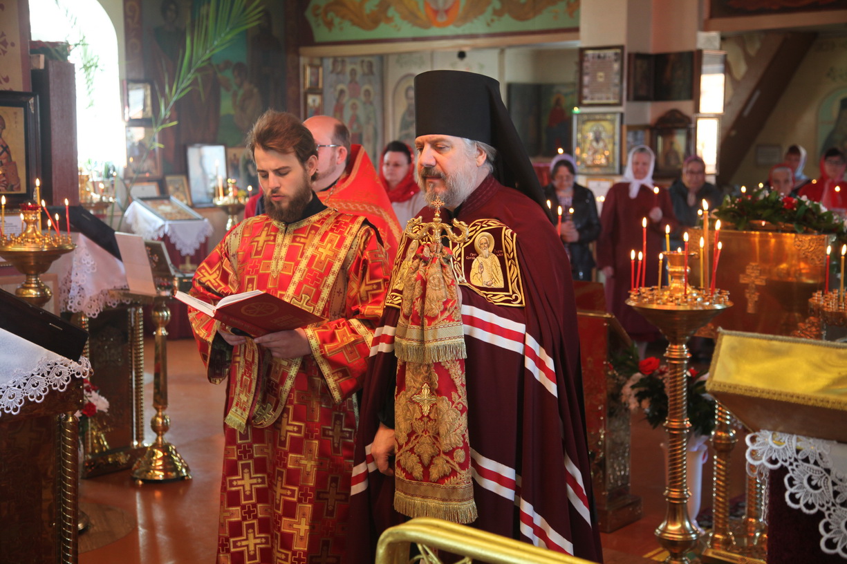 В Светлый понедельник епископ Находкинский и Преображенский Николай совершил Божественную литургию в храме в честь Рождества Христова г. Находки.