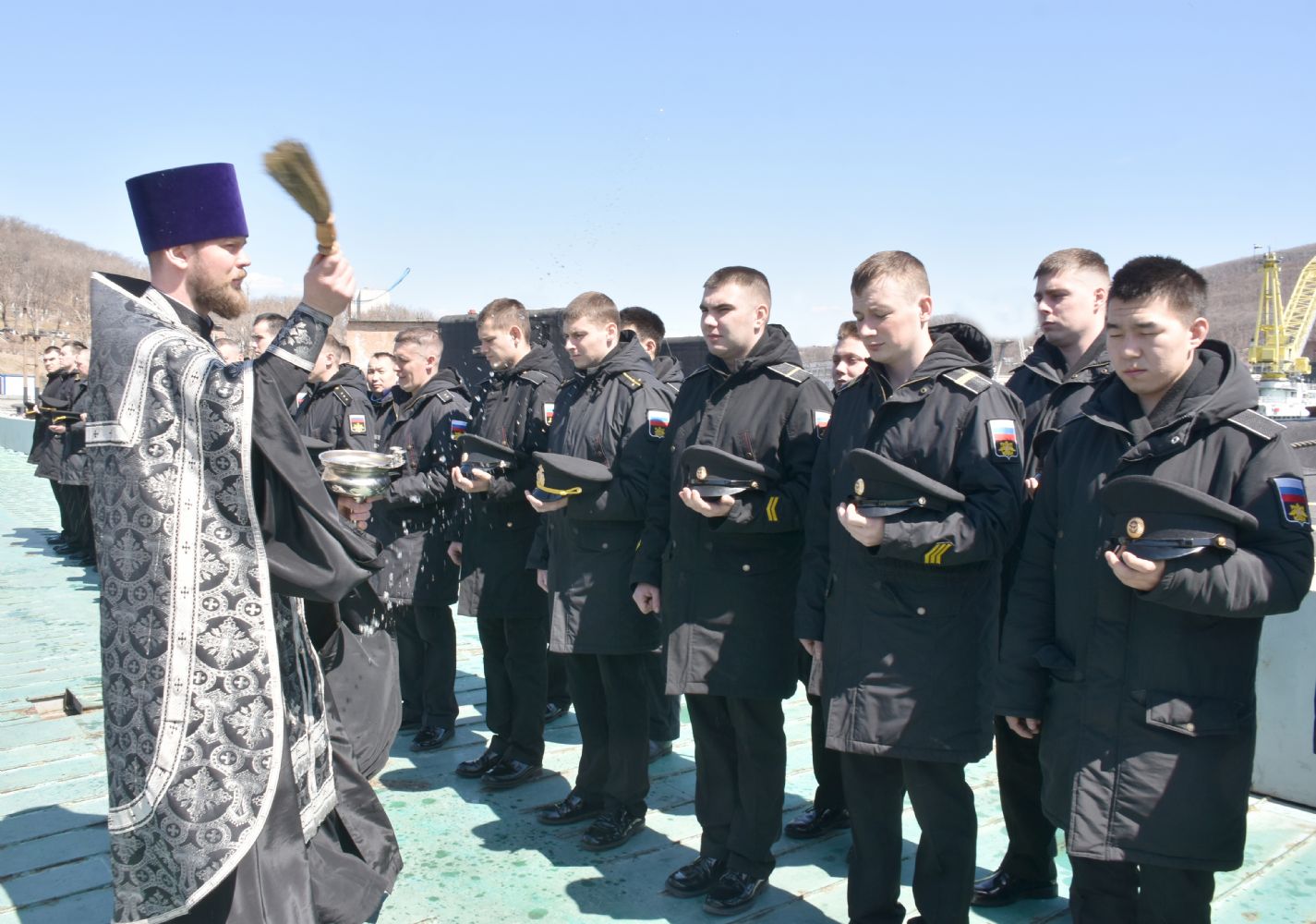 Руководитель отдела благословил личный состав подводной лодки на выполнение боевых задач