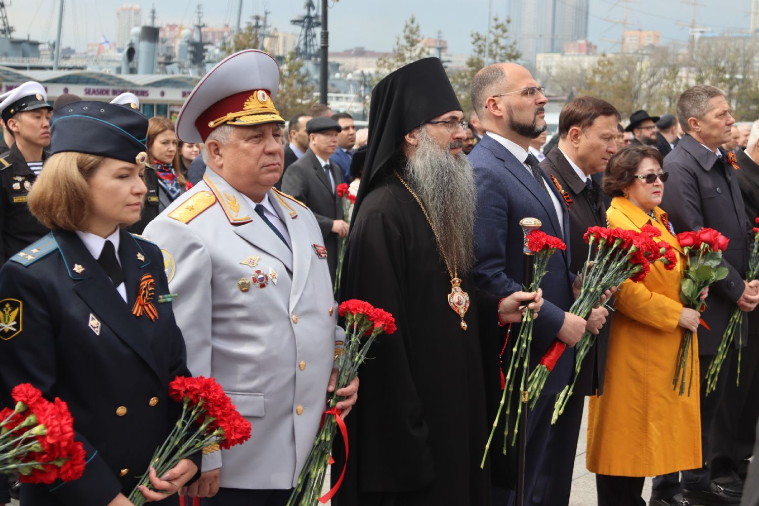 В честь Дня Победы епископ Уссурийский Иннокентий возложил цветы к Воинскому Мемориалу