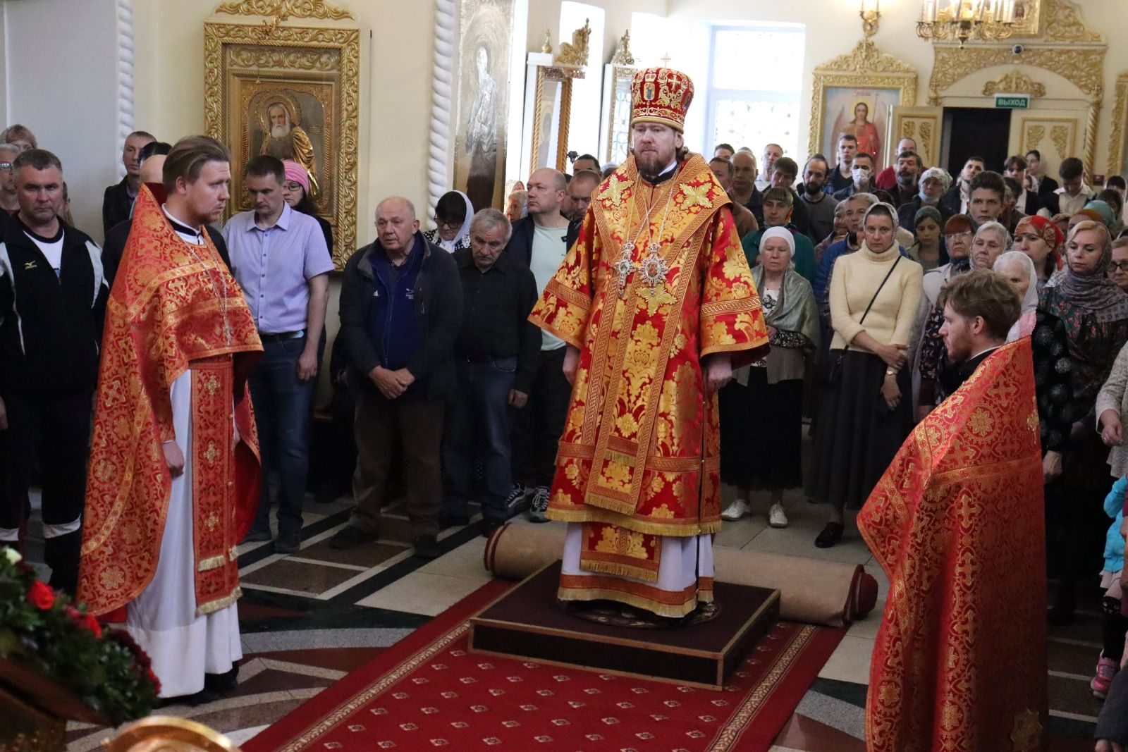 Глава Приморской митрополии совершил Божественную литургию в день престольного праздника Свято-Никольского собора