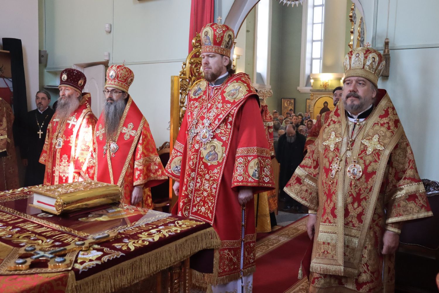 Архипастыри Приморской митрополии совершили Божественную литургию в Покровском соборе.
