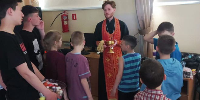 Дети воскресной школы Свято-Никольского собора поздравили детей из детского дома с праздником Пасхи