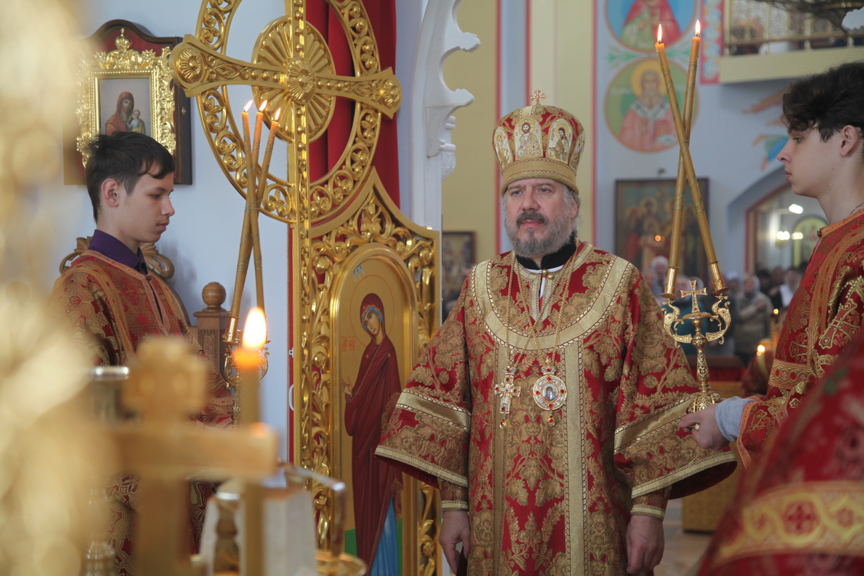 В неделю 3-ю по Пасхе, памяти жен-мироносиц, епископ Находкинский и Преображенский Николай совершил Божественную литургию в Казанском кафедральном соборе г. Находки.