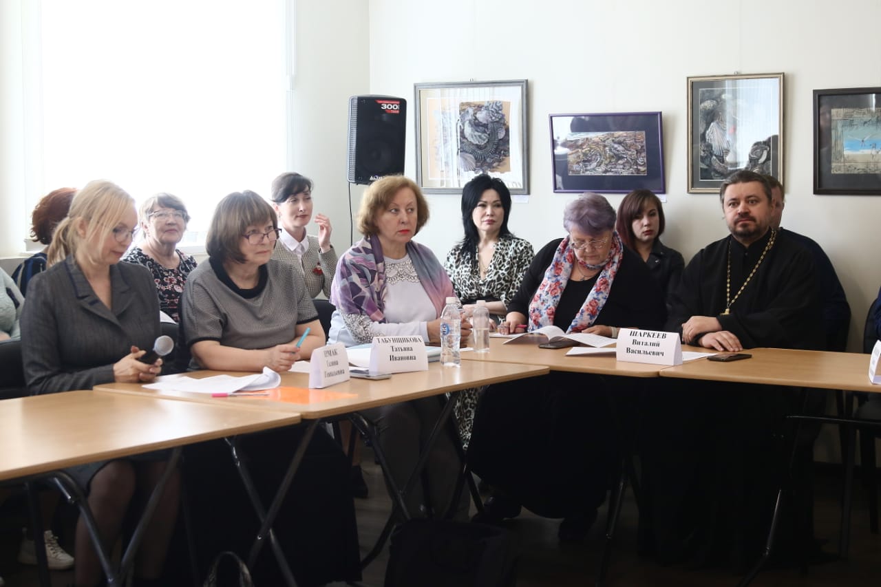 Священник принял участие в заседании «круглого стола».