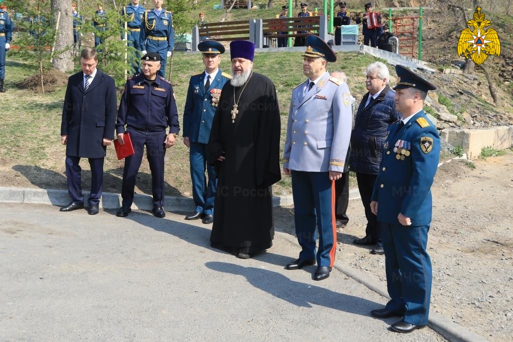 Секретарь епархии принял участие в официальном открытии сквера «Пожарных и спасателей»