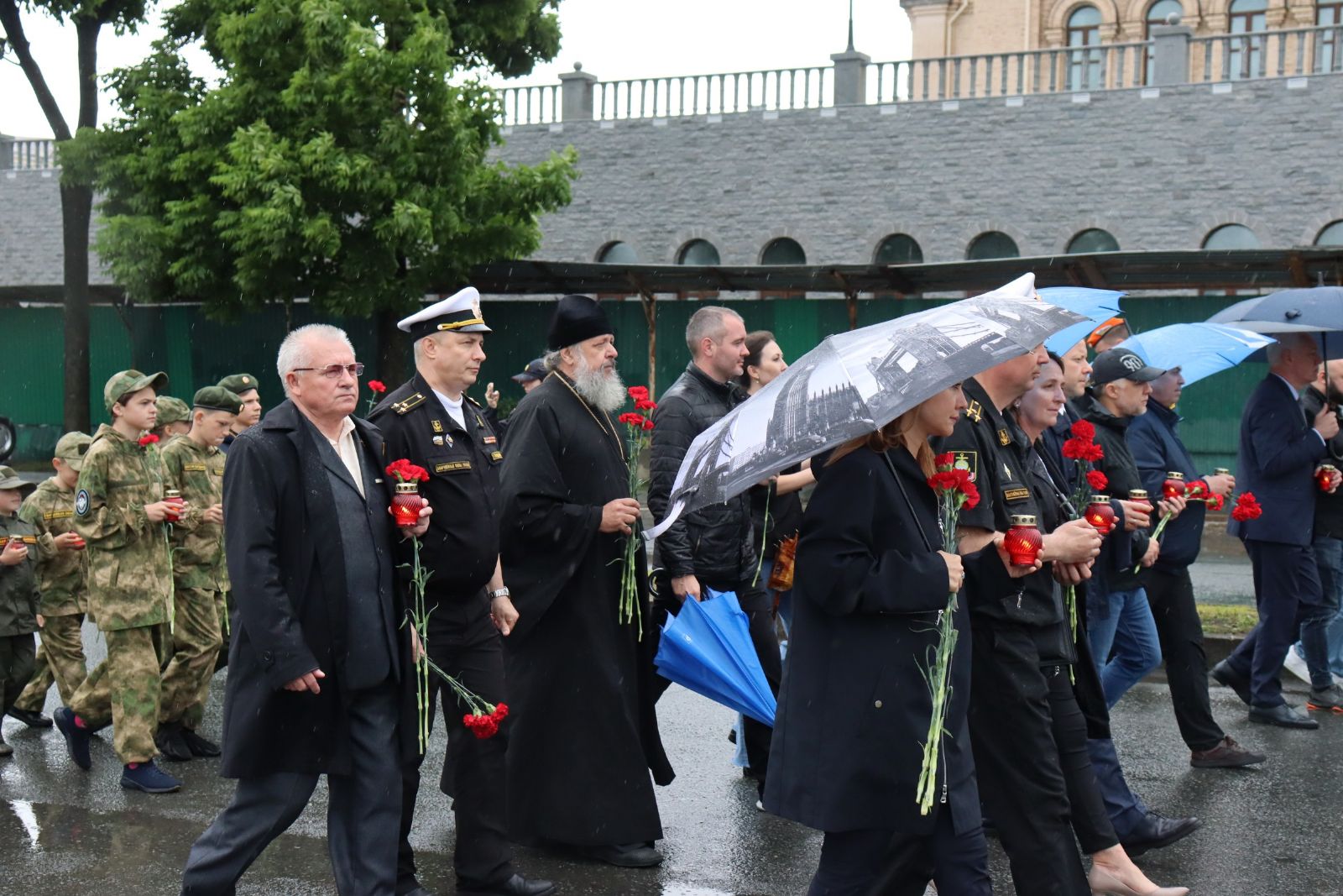 Секретарь епархии принял участие в памятном шествии в День памяти и скорби