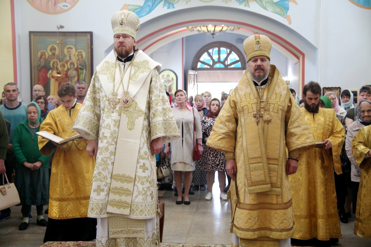 Глава Приморской митрополии возглавил Божественную литургию в Казанском кафедральном соборе города Находки в неделю Всех святых