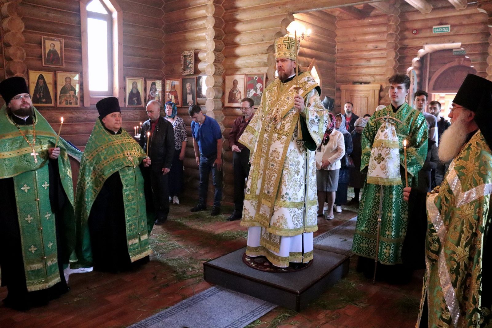 В канун праздника Святой Пятидесятницы митрополит Владимир совершил всенощное бдение