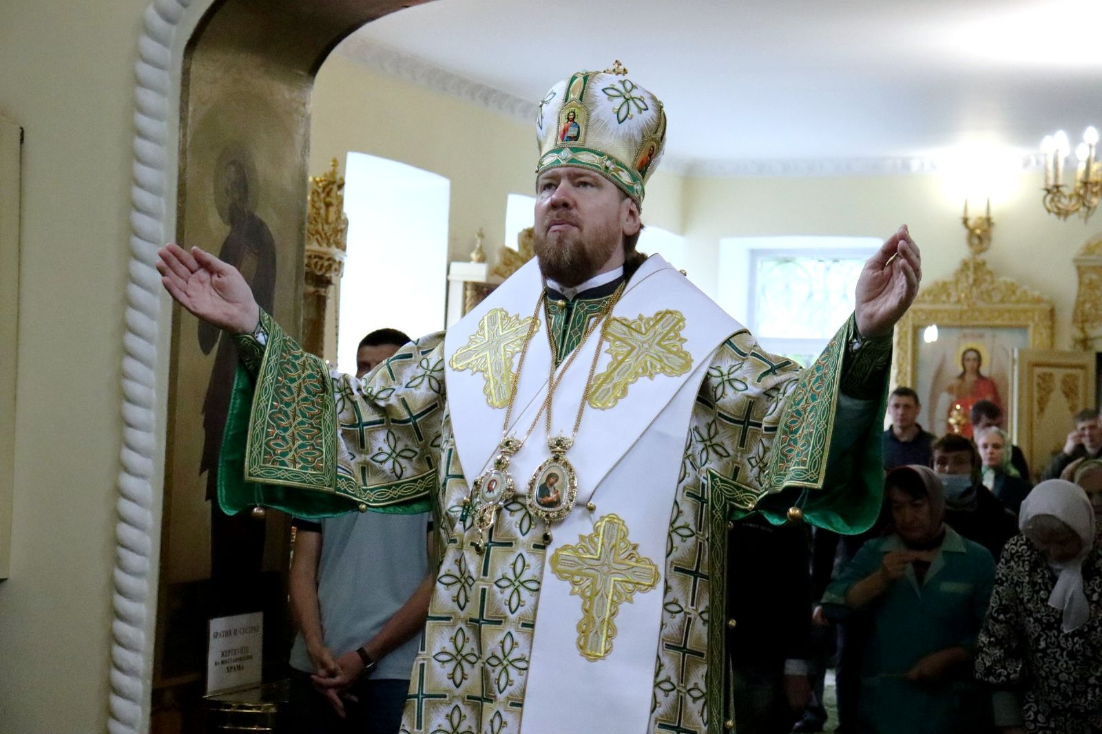 Митрополит Владимир совершил Божественную литургию в день Святого Духа в Свято-Никольском соборе