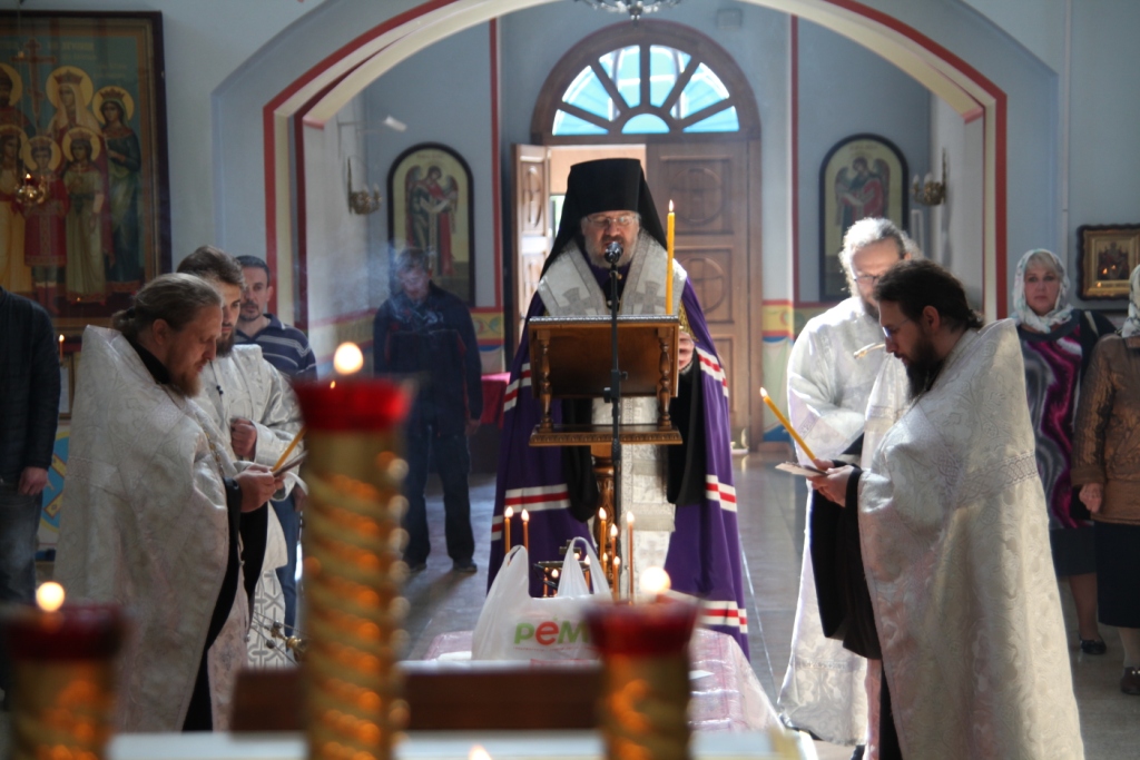 В канун Троицкой родительской субботы Преосвященный епископ Николай возглавил заупокойное богослужение в Казанском Кафедральном соборе г. Находки.