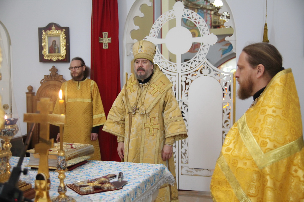 В неделю 2-ю по Пятидесятнице епископ Находкинский и Преображенский Николай совершил Божественную литургию в Казанском Кафедральном соборе г. Находки.