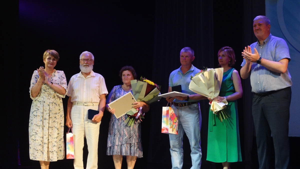 8 июля в зрительном зале Дворца культуры «Прогресс» прошел городской культурно-массовый праздник «Семья – любви великой царство» (+ Фото)