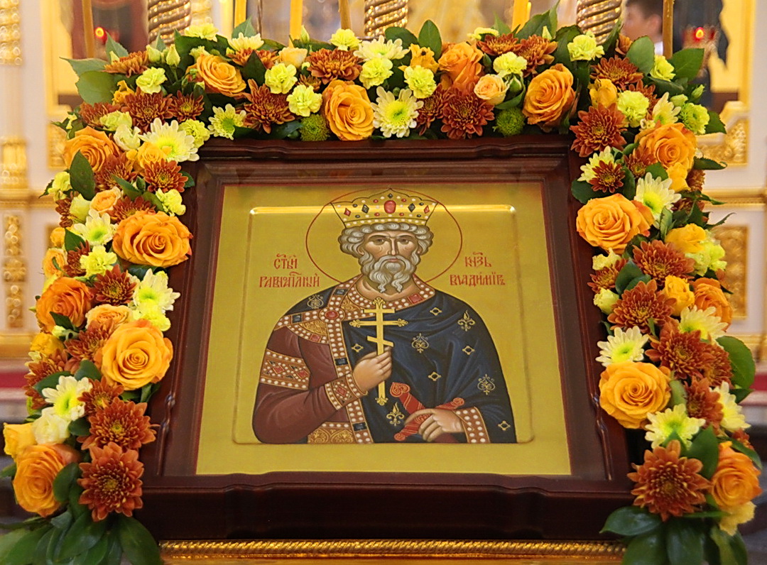 В праздник Крещения Руси митрополит Владимир возглавил литургию в Покровском соборе.