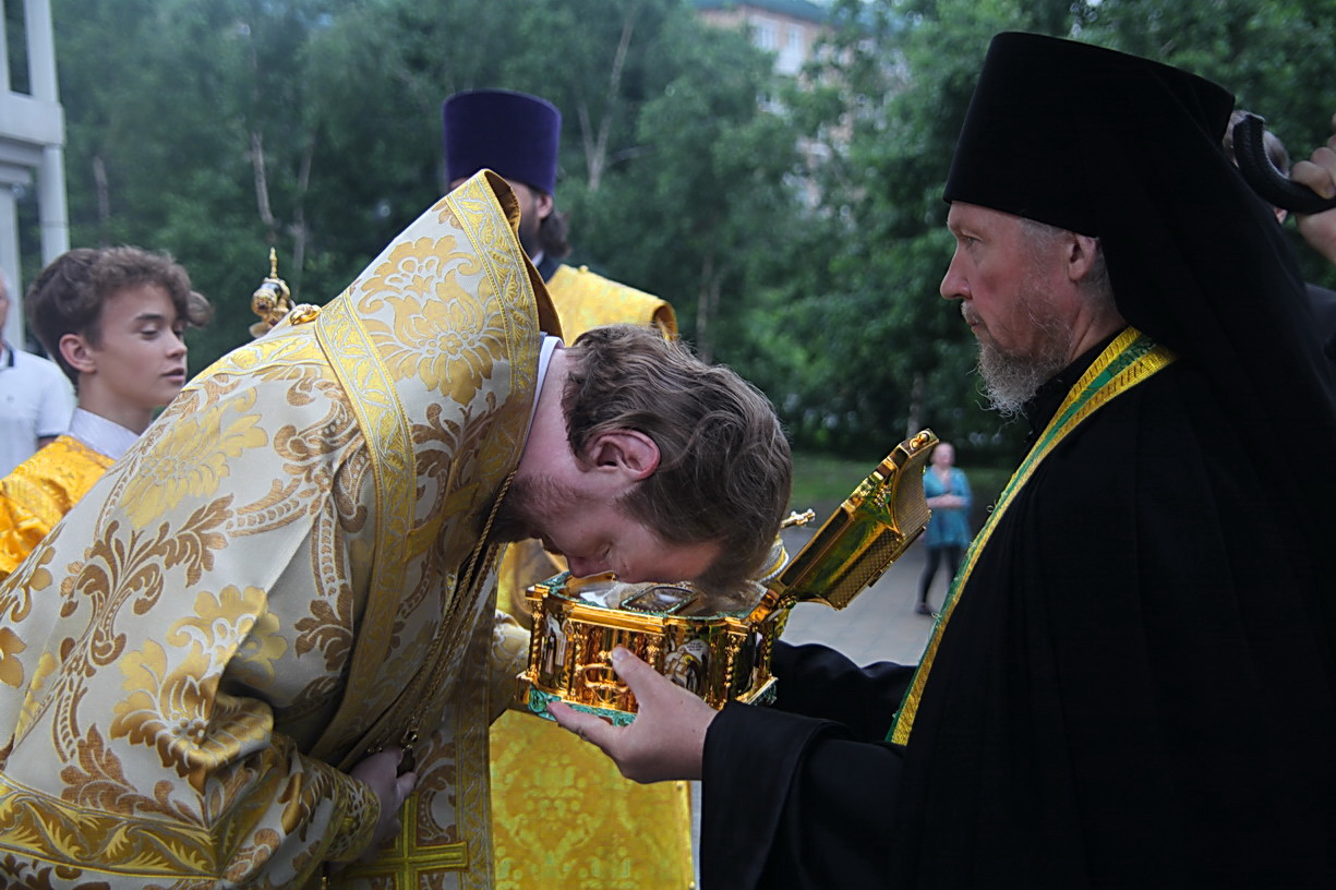 Ковчег со святыми мощами преподобного Сергия Радонежского встретили в столице Приморья.