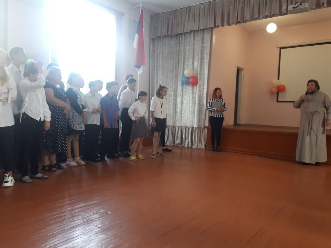 Настоятель Богоявленского храма поздравил детей-сирот с началом нового учебного года