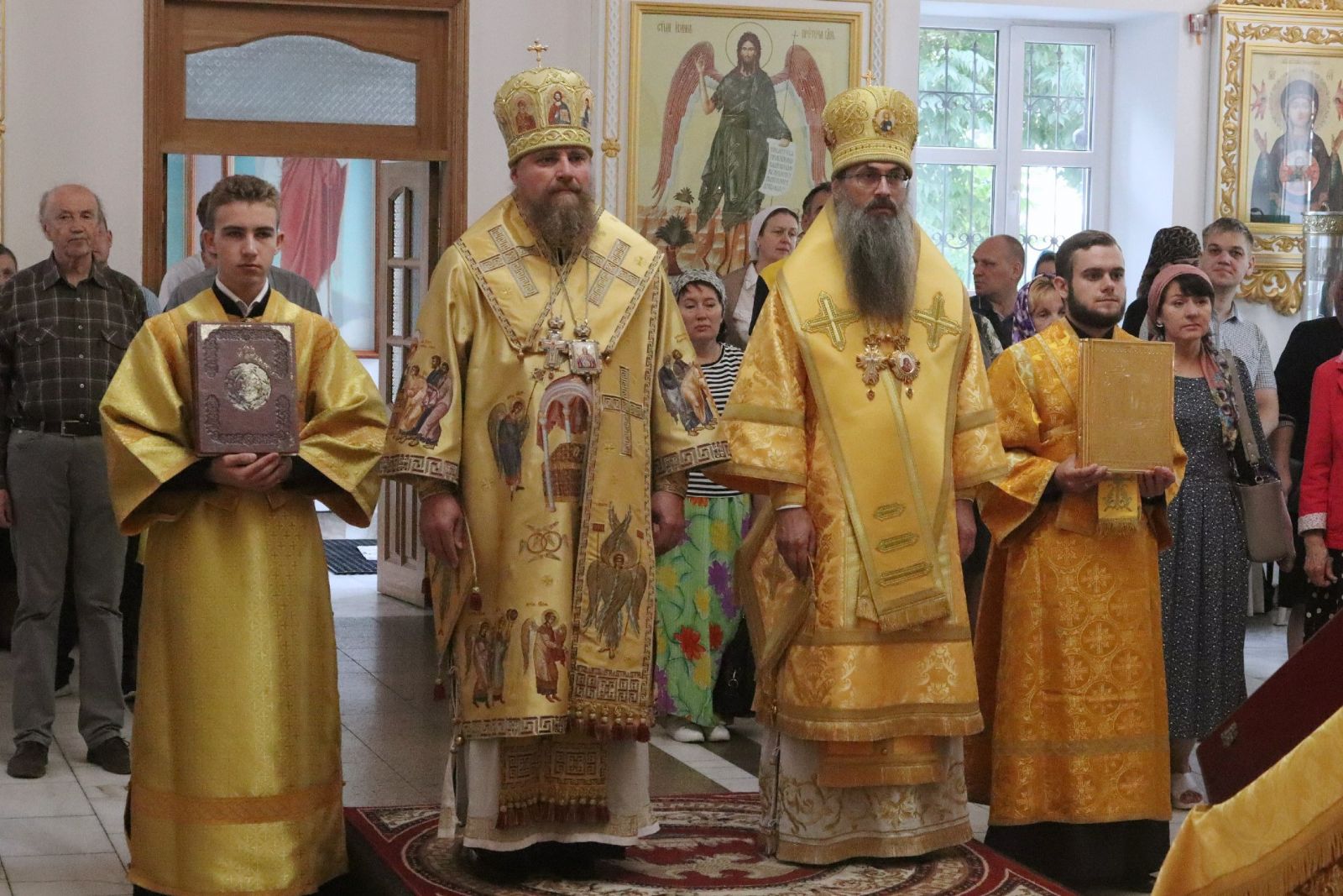 Архиепископ Николай и епископ Иннокентий совершили Божественную литургию в храме Успения Пресвятой Богородицы