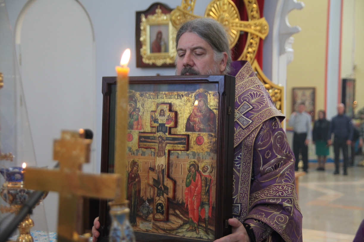 В канун праздника Воздвижения Креста Господня епископ Николай возглавил всенощное бдение в Казанском соборе.