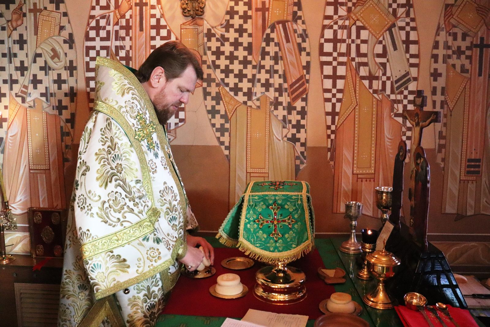 Глава Приморской митрополии возглавил Божественную литургию в Свято-Серафимовском монастыре