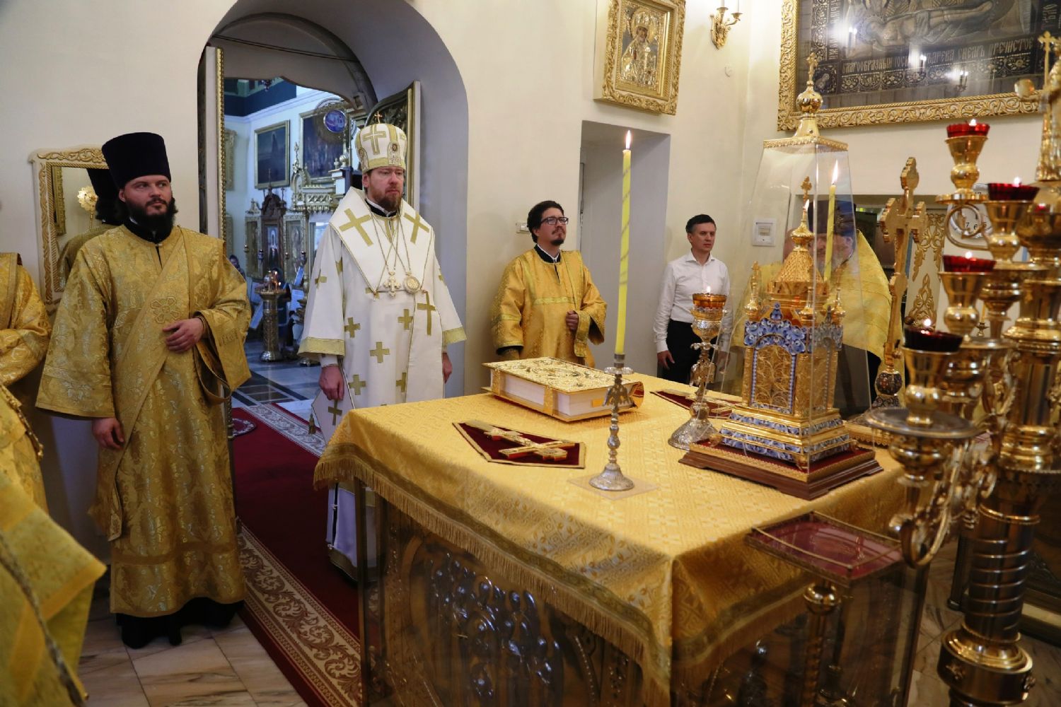 Митрополит Владимир совершил всенощное бдение в Свято-Никольском соборе
