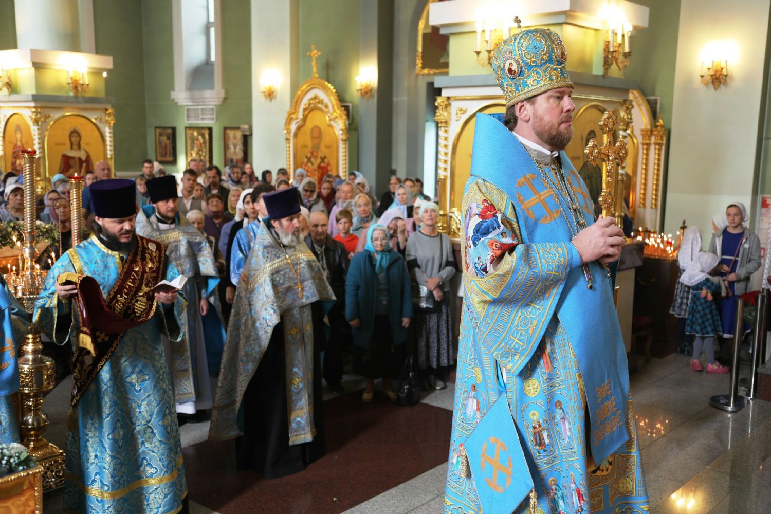 В день престольного праздника глава Приморской митрополии совершил Божественную литургию в Покровском соборе