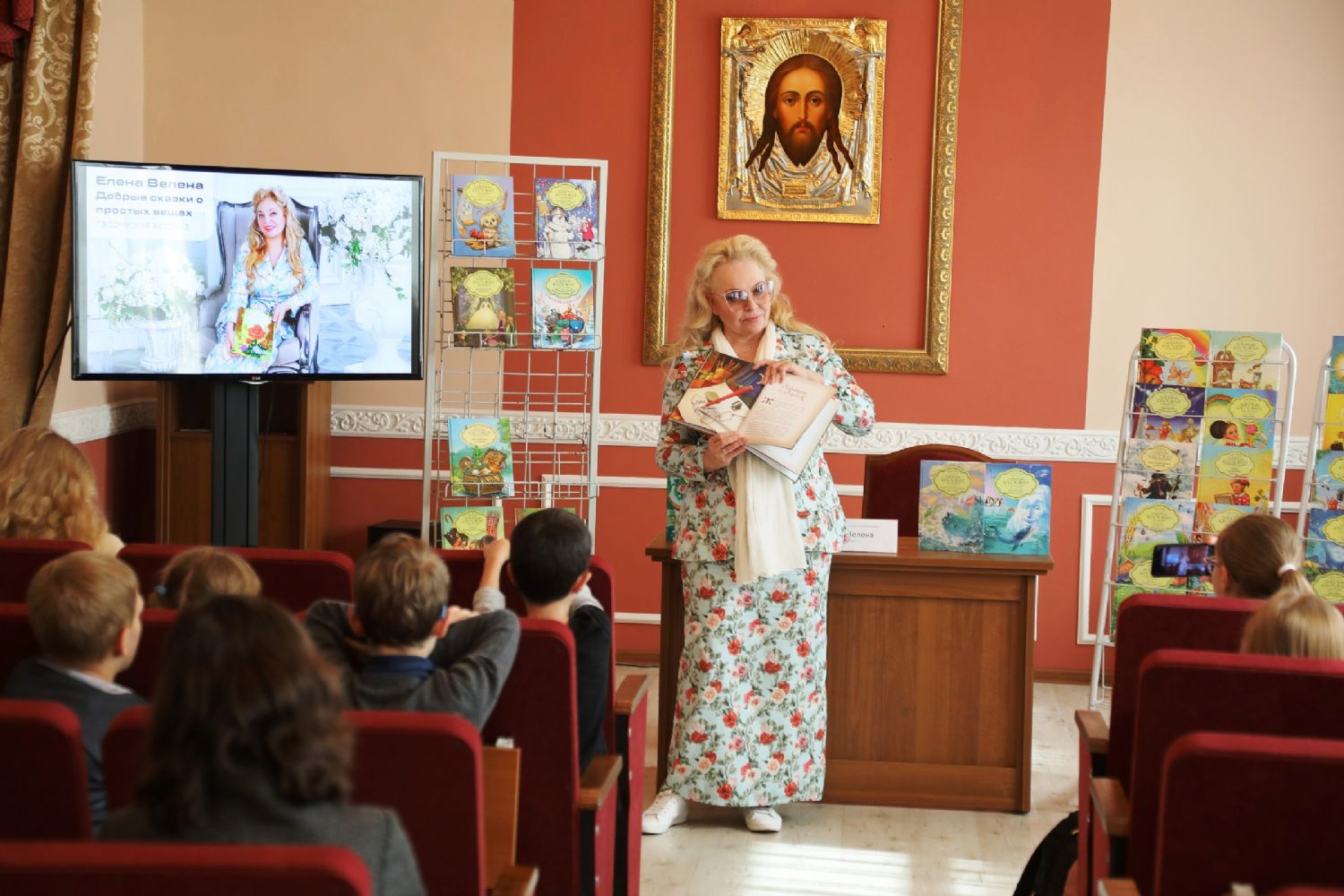 Прошла встреча писательницы Елены Велены с воспитанниками и преподавателями воскресных школ Владивостокской епархии