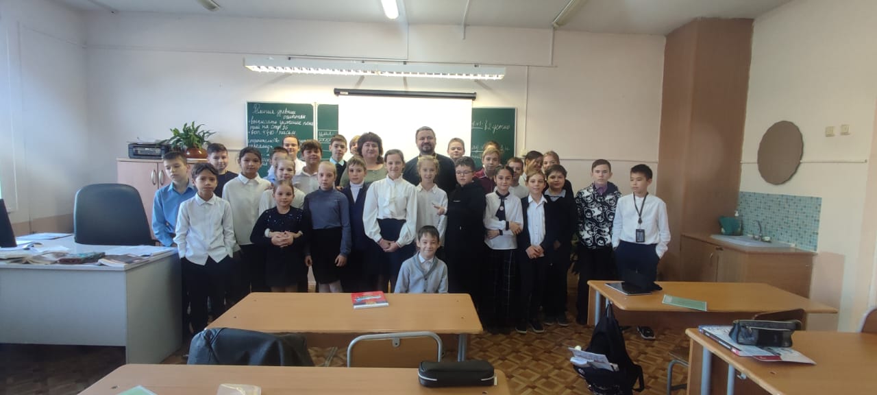 Иерей Виталий Шаркеев провёл лекцию для учащихся 5 "В" класса школы №12 на тему: "Влияние инородных праздников на русскую культуру".