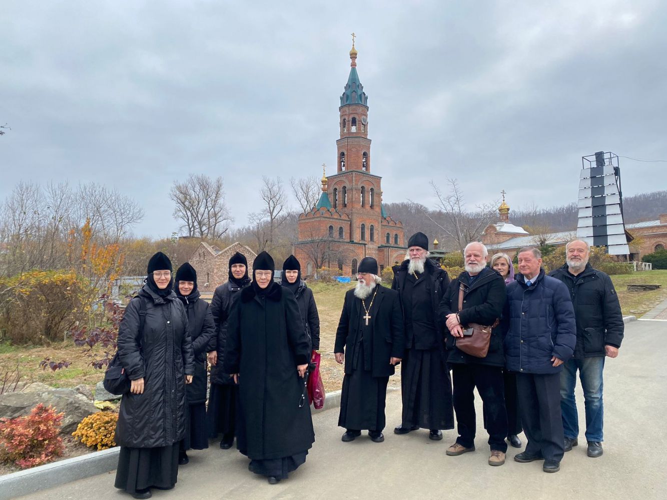 Делегации Никольского монастыря  и Синодального миссионерского отдела посетили Серафимоский мужской монастырь