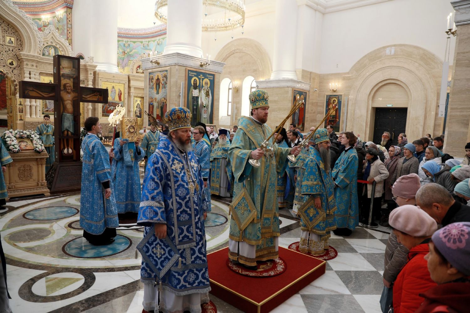 В праздник Казанской иконы Божией Матери глава Приморской митрополии совершил Божественную литургию в Спасо-Преображенском соборе