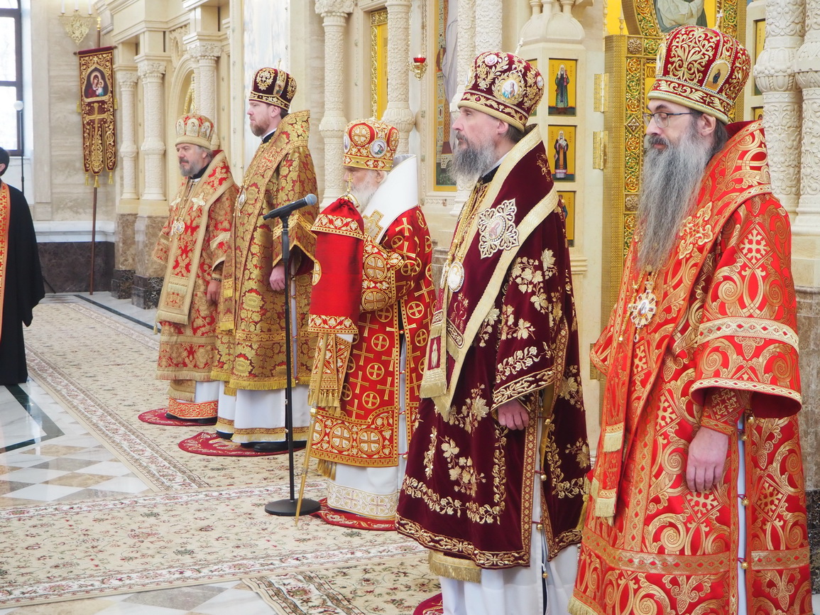 Сонм архипастырей совершил Божественную литургию в Спасо-Преображенском соборе.