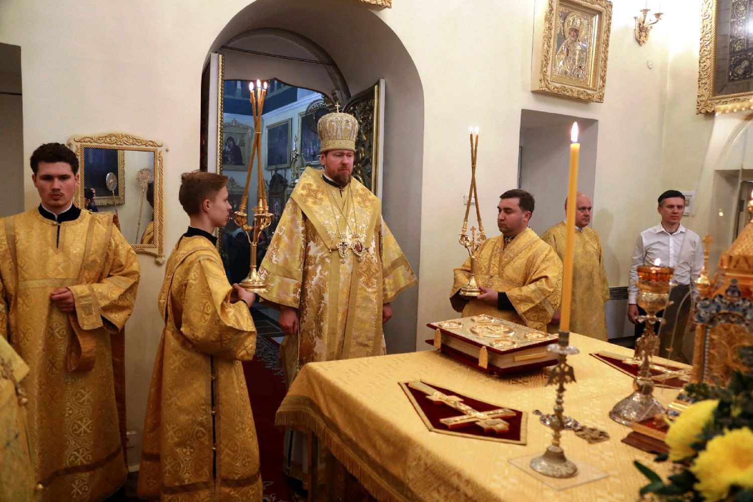 В канун престольного праздника митрополит Владимир совершил всенощное бдение в Свято-Никольском соборе