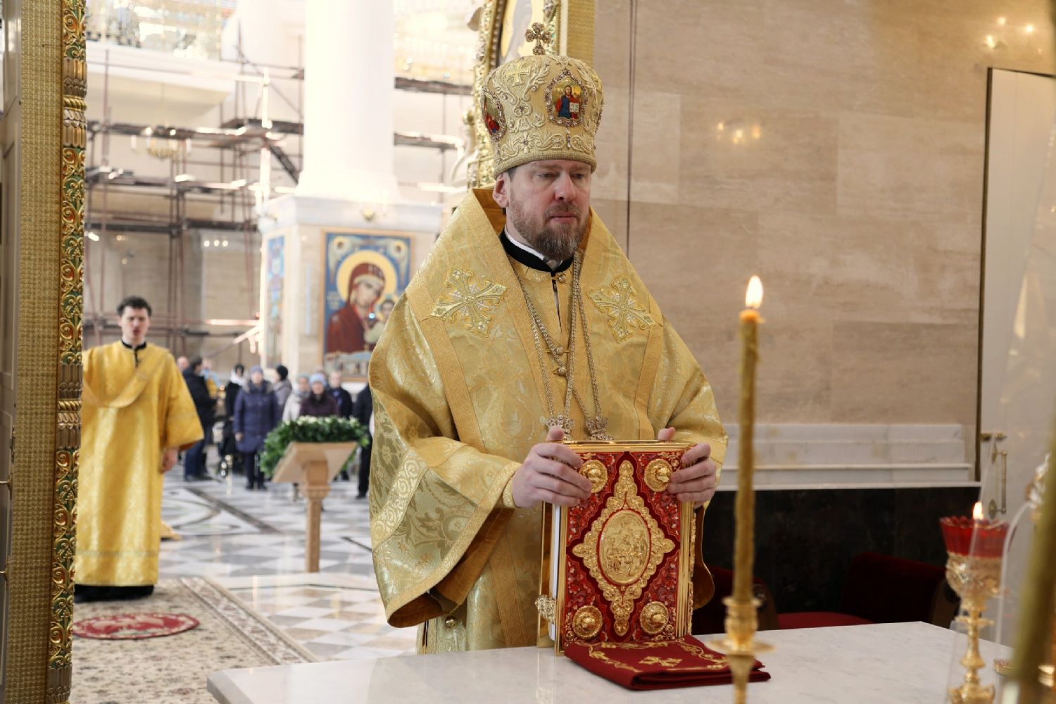 Глава Приморской митрополии совершил Божественную литургию в Спасо-Преображенском соборе