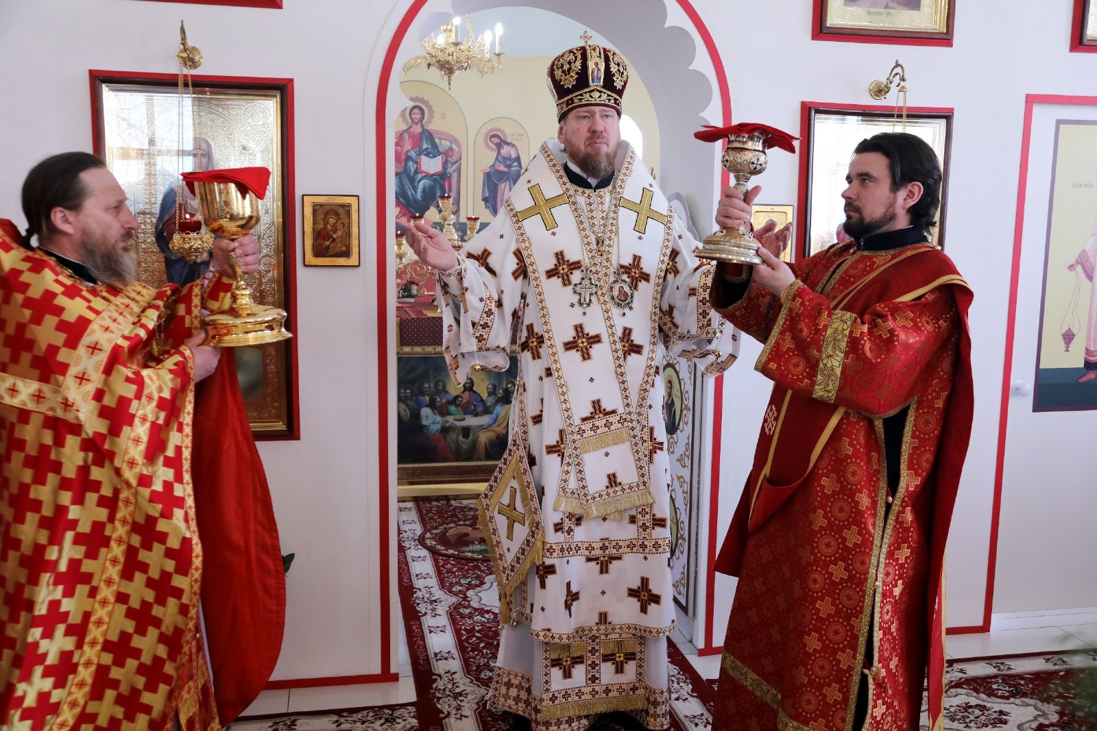 В престольный праздник митрополит Владимир совершил литургию в храме новомучеников и исповедников Церкви Русской