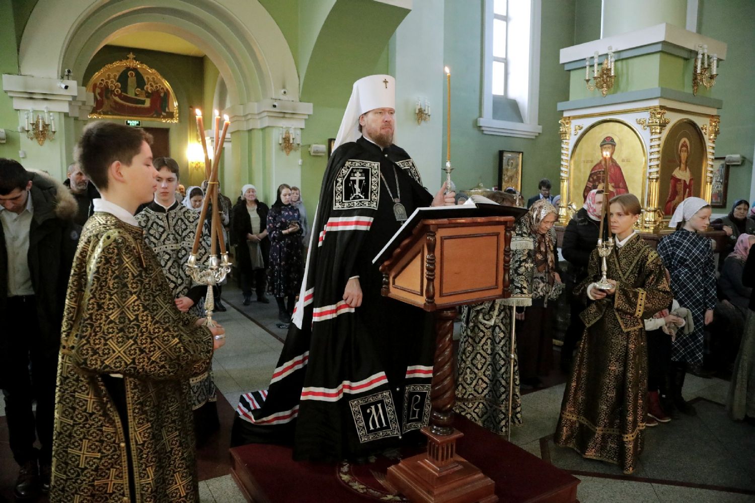 Глава Приморской митрополии совершил повечерие с чтением покаянного канона в Покровском соборе
