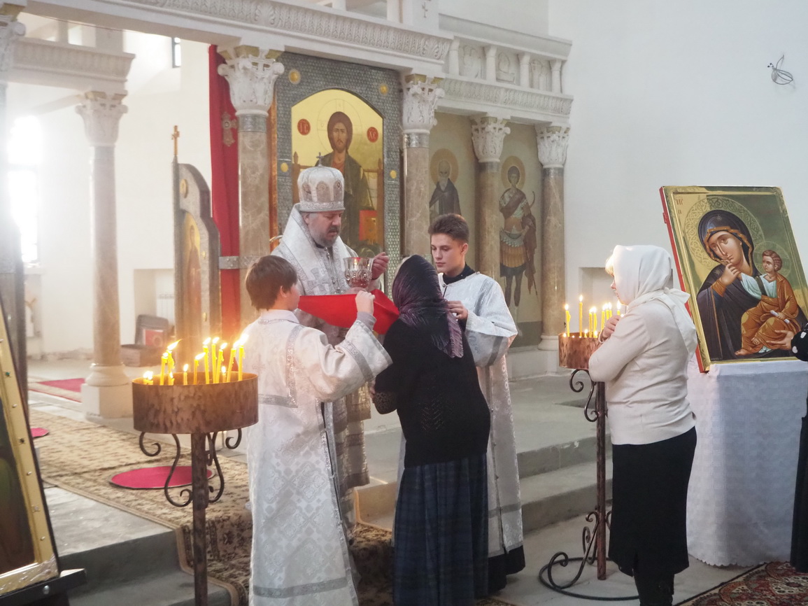 Во Вселенскую родительскую субботу епископ Николай возглавил Божественную литургию в Свято-Максимовском храме г. Находки.