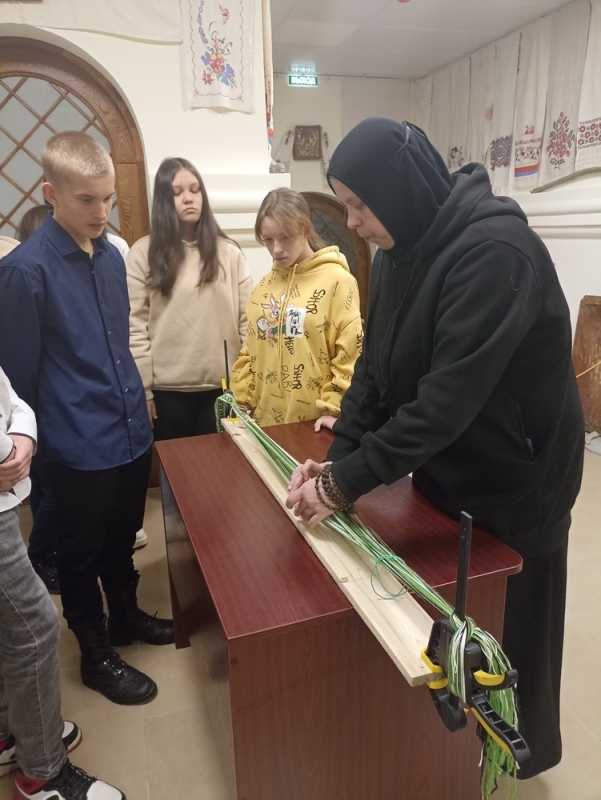 Около 200 учащихся школ города Арсеньева приняло участие в мастер-классе по плетению поясов (+ Фото)