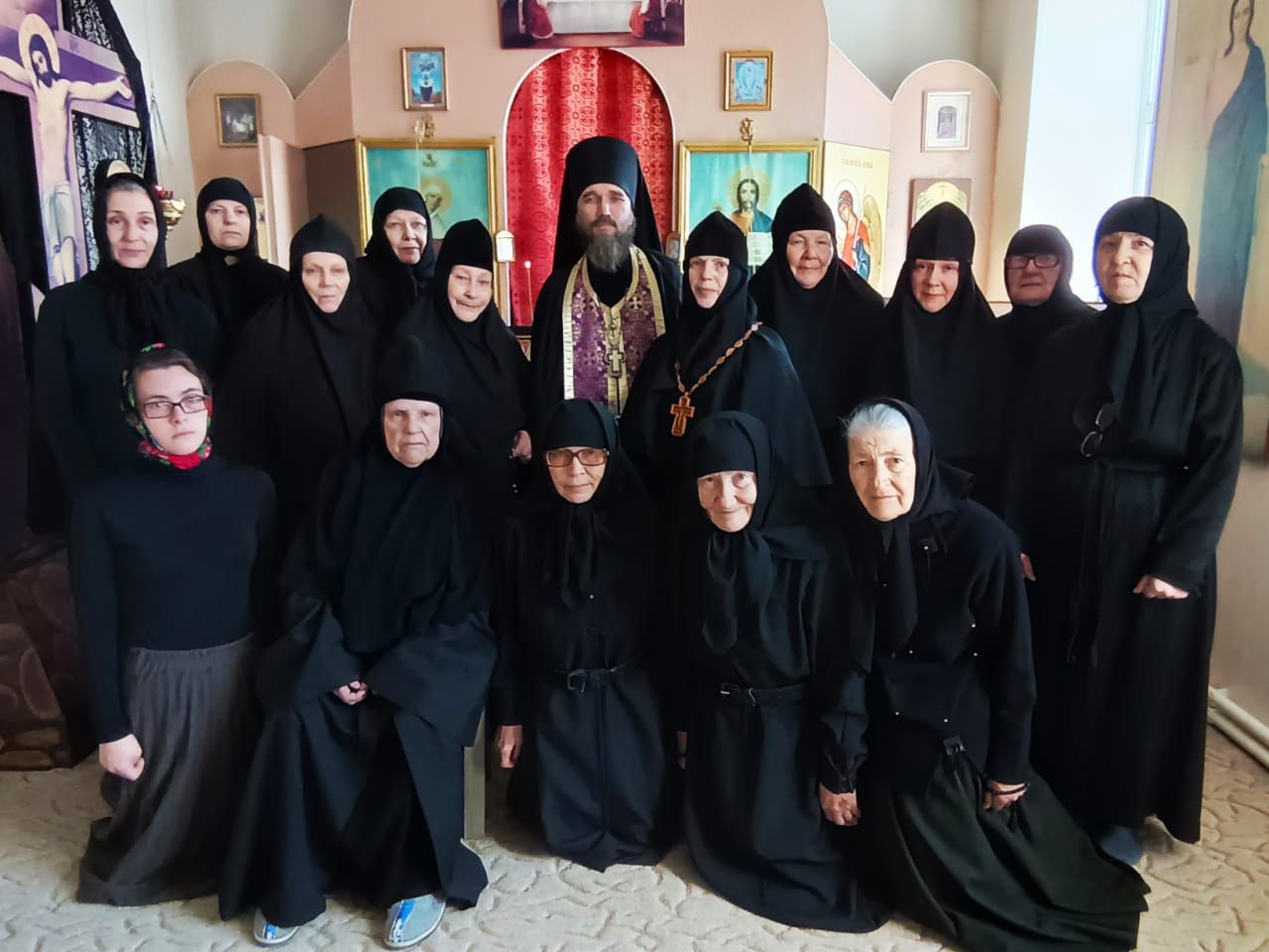 Благочинный монастырей Владивостокской епархии совершил облачение насельниц монастыря Казанской иконы Божией Матери в послушнические одежды