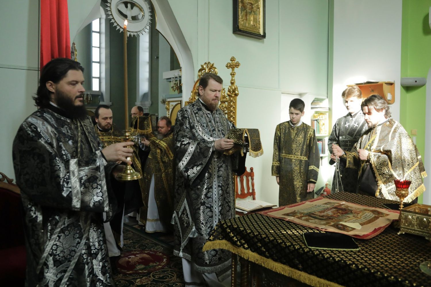 Митрополит Владимир совершил первую в этом году Литургию Преждеосвященных Даров в Покровском соборе