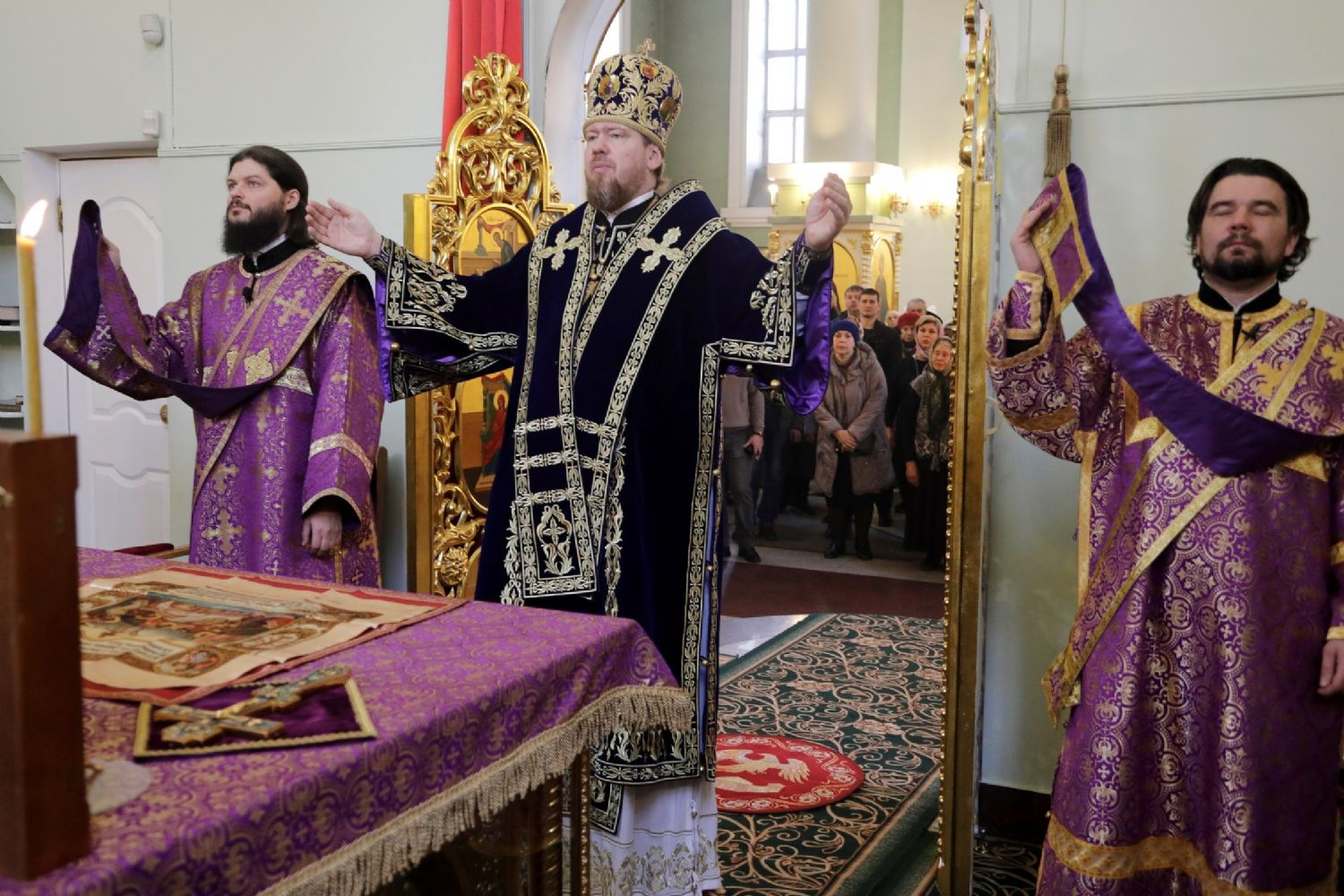 Глава Приморской митрополии совершил Божественную литургию и чин Торжества Православия в Покровском соборе