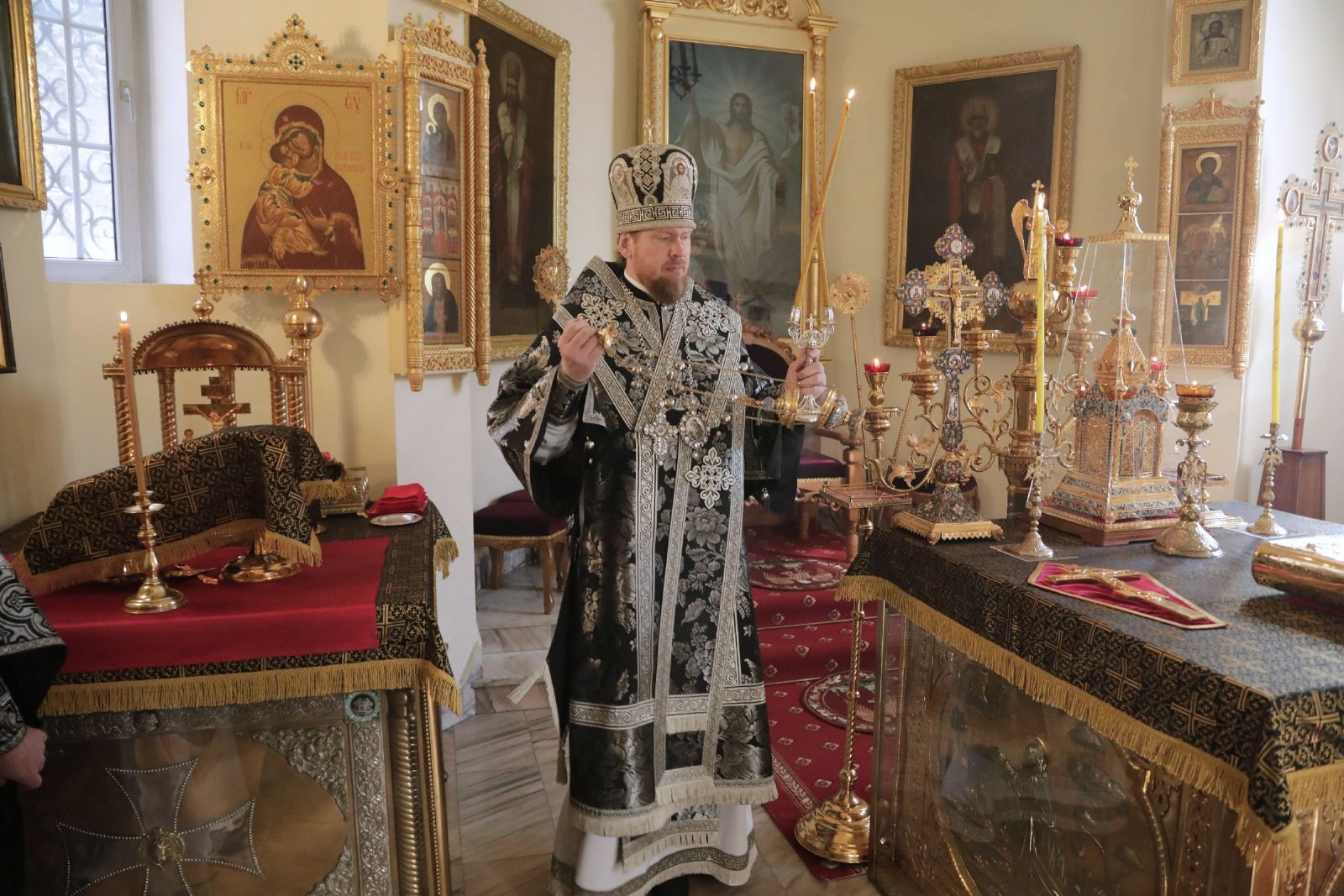 Митрополит Владимир совершил Литургию Преждеосвященных Даров в Свято-Никольском соборе