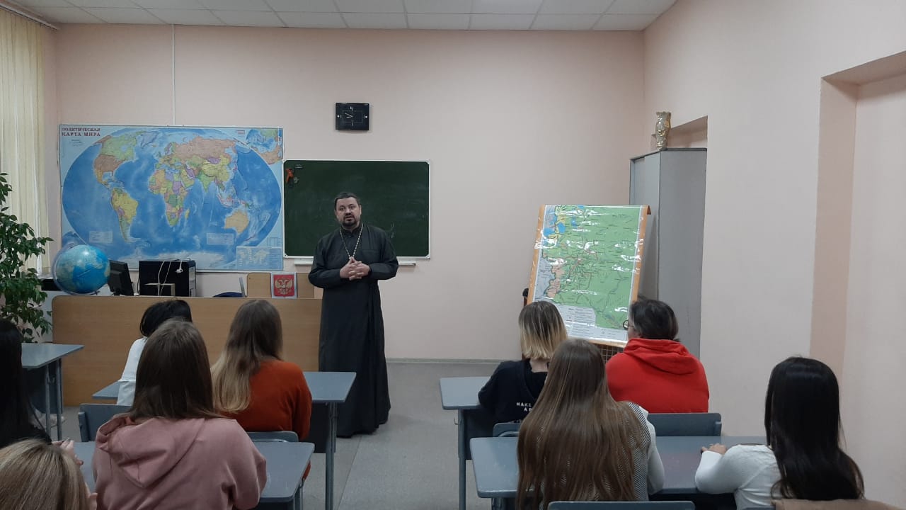 Иерей Виталий Шаркеев встретился со студентами колледжа.