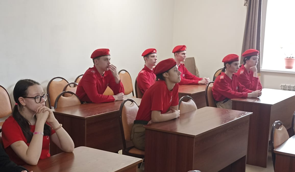 Юнармейцы школ г. Арсеньева принимают участие в интерактивных уроках, посвящённых 80-летию победы в Сталинградском сражении (+ Фото)
