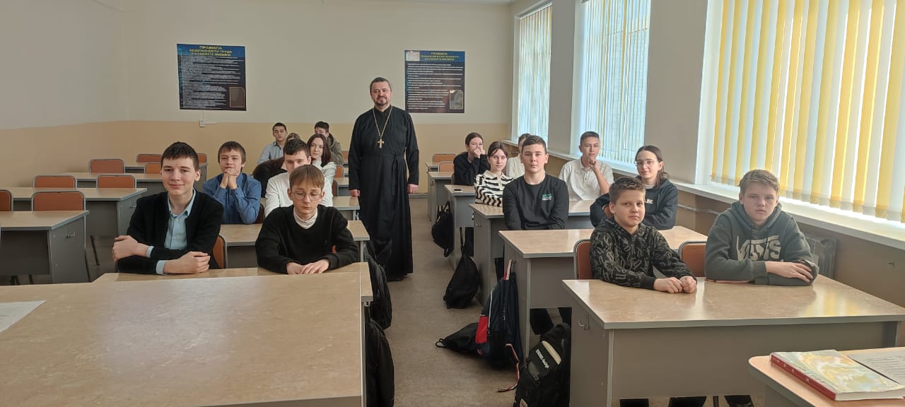 Руководитель отдела провёл лекцию для школьников "Влияние инородных праздников на русскую культуру".