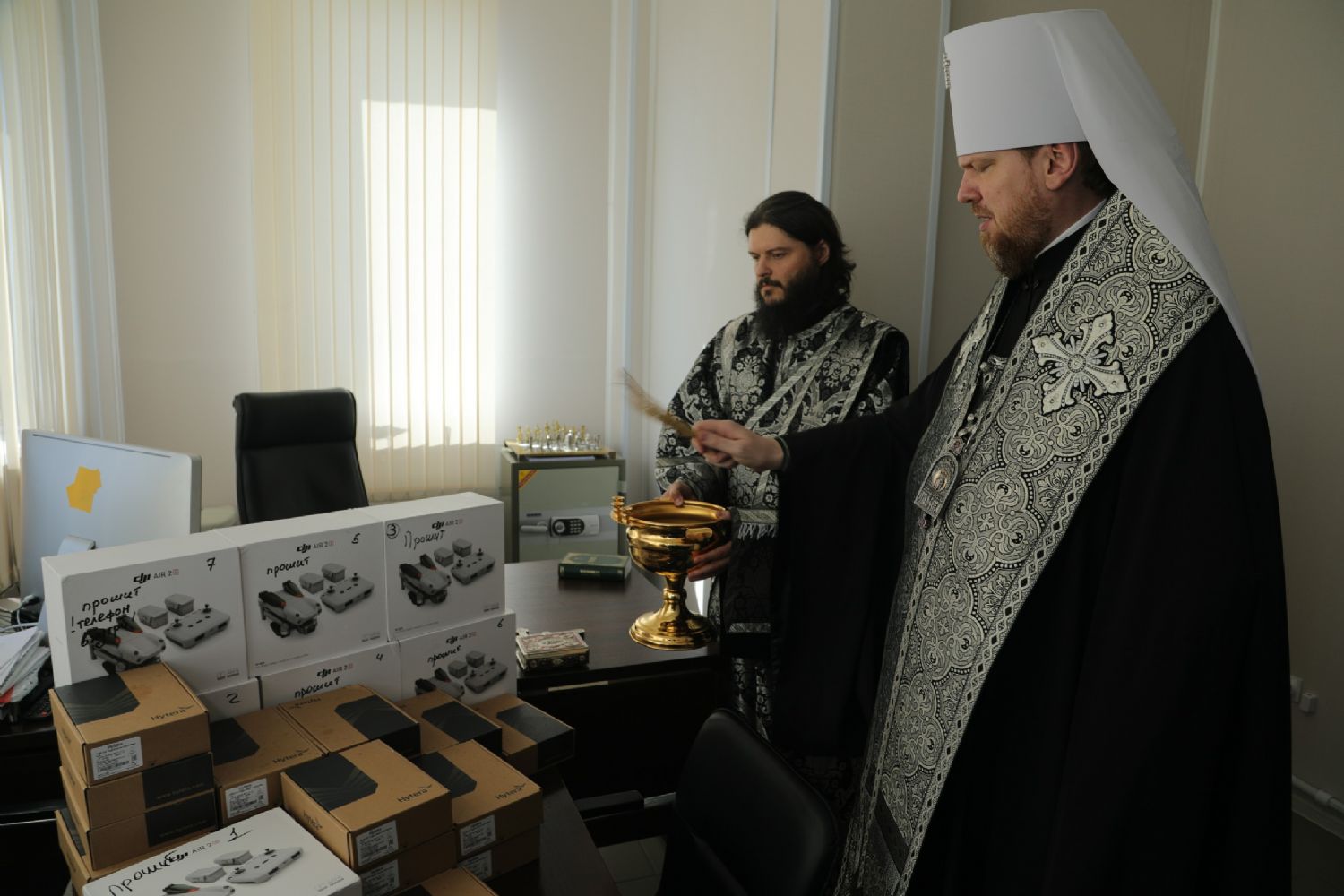 Митрополит Владивостокский и Приморский совершил освящения квадрокоптеров и радиостанций для участников СВО