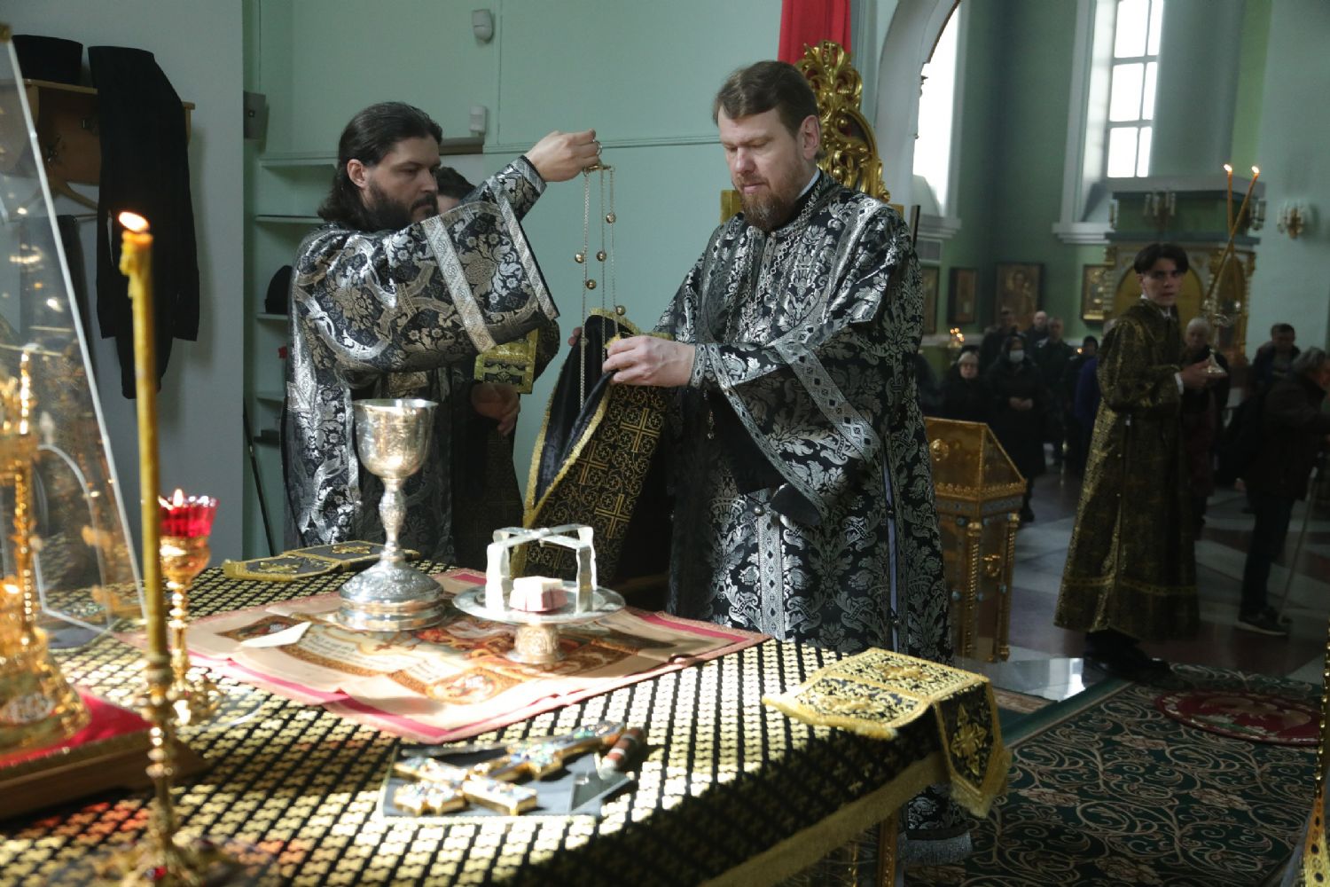 В Великую Среду глава Приморской митрополии возглавил литургию Преждеосвященных Даров в Покровском соборе